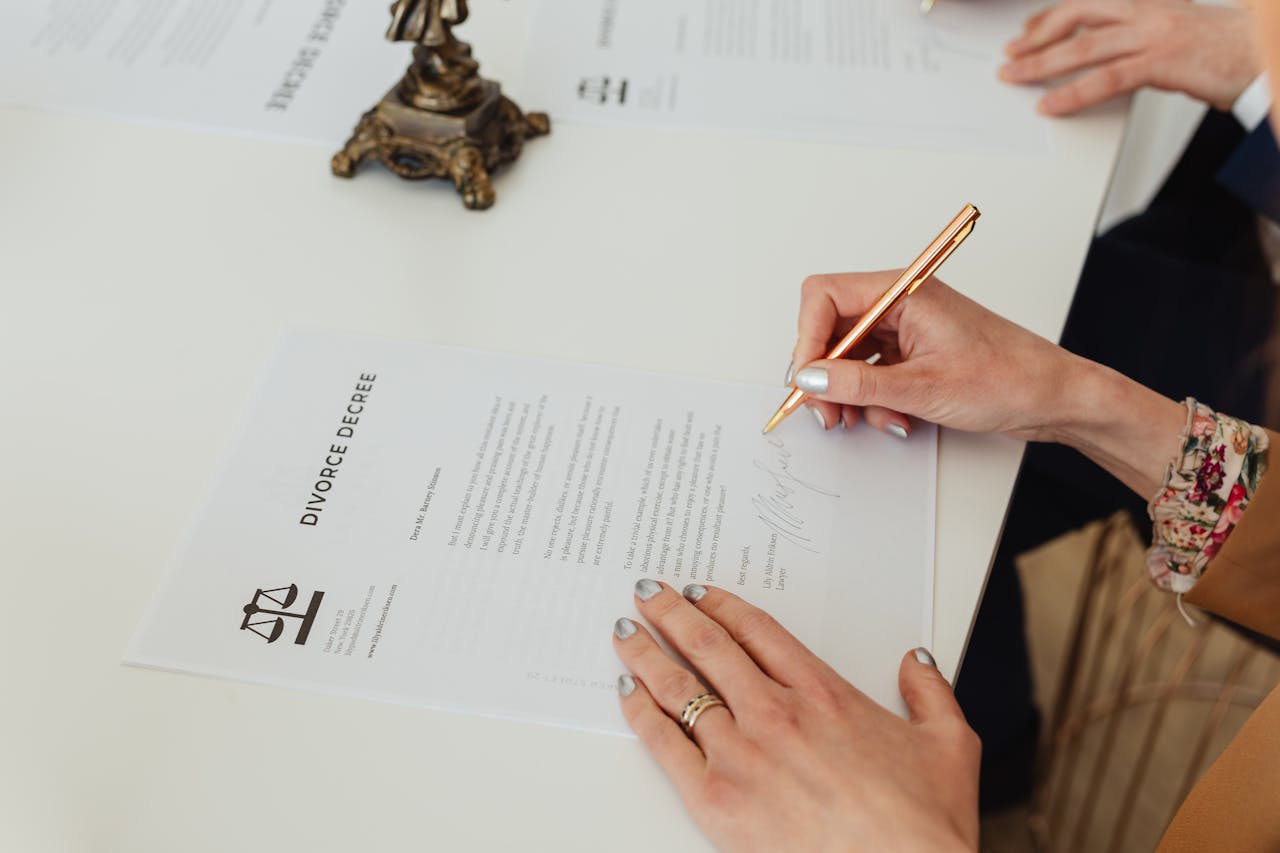 Zelf schenken op papier regelen zonder notaris: wat moet je weten?
