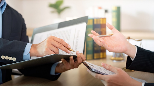 Waarom notarissen en legalisaties vaak hand in hand gaan